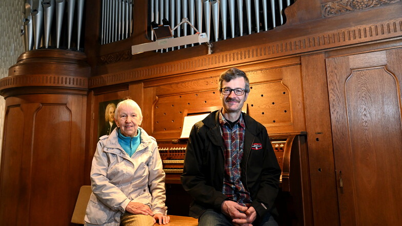 Kantor Gottfried Nestler und Kantorin i.R. Erika Schmidt sitzen an der sanierungsbedürftigen Jehmlich-Orgel in der Hoffnungskirche Hainsberg. Bei der Nacht der Kirchen am Sonnabend wird der Koreaner Yohan Chung das Instrument spielen.