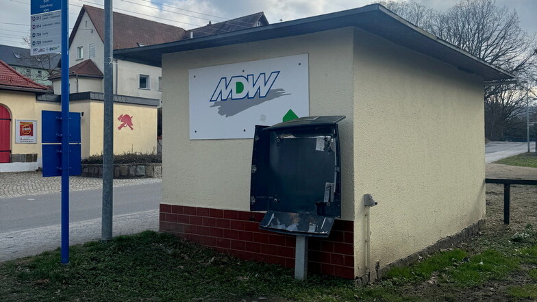In Obergurig ist erneut ein Zigarettenautomat gesprengt worden. Nachdem Ende 2024 dieses Gerät im Ortsteil Singwitz zerstört worden war, traf es jetzt einen Automaten in Schwarznaußlitz.