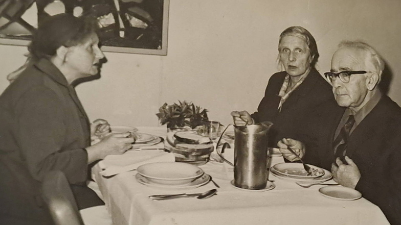 Hans Frankenstein (r.) mit seiner Frau Charlotte (Mitte) und deren Schwester Ruth, die in Wiesbaden lebte.