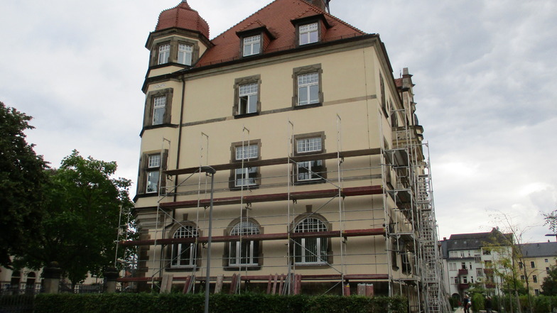 An der West- und Südseite des Radebeuler Rathauses wird ein Gerüst aufgebaut.