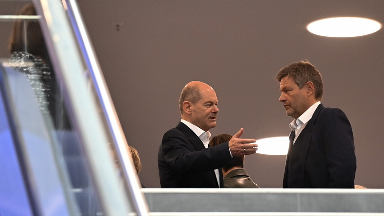 SPD-Kanzlerkandidat Olaf Scholz (l.) und Grünen-Chef Robert Habeck im Gespräch vor dem Beginn der Koalitionsverhandlungen. Für den Zeitplan haben sie schon klare Vorstellungen.