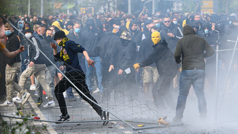 Obwohl Dynamo den Aufstieg perfekt macht, eskaliert vor dem Stadion die Lage. Etwa 500 Gewalttäter liefern sich eine Straßenschlacht mit der Polizei.