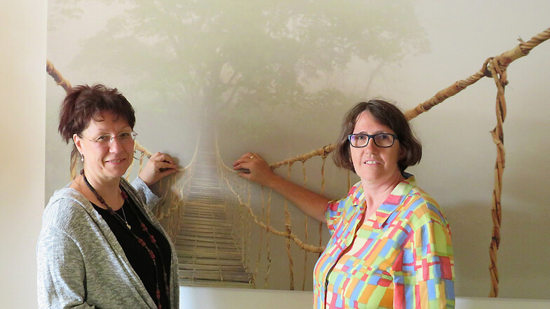 Die leitende Koordinatorin Lydia Richter (links) und ihre Kollegin Sabine Mischner arbeiten für den Malteser-Hospizdienst in Hoyerswerda und stehen Trauernden und Sterbenden zur Seite. Abschiednehmen ist, wie den Weg über eine Brücke antreten, deren Endpu