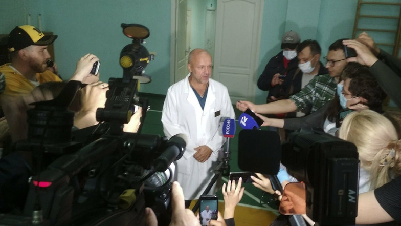 Anatoliy Kalinichenko (M), stellvertretender Chefarzt eines Omsker Krankenhauses, spricht bei einer Pressekonferenz. Russische Ärzte sprachen lediglich von einer Stoffwechselstörung Nawalnys.