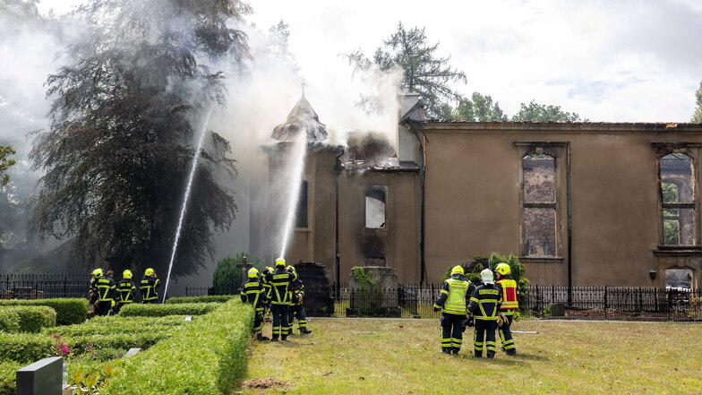 Am Freitagmorgen zeigt sich das Ausmaß des Brandes in der Stadtkirche Großröhrsdorf.