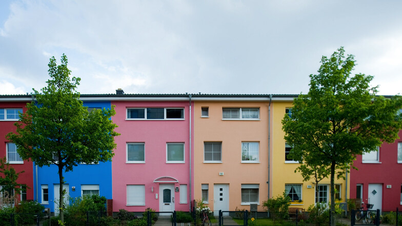 Bunte Häuser sind selten: Denn wer Farbe an der Fassade will, muss etliche Vorgaben beachten.