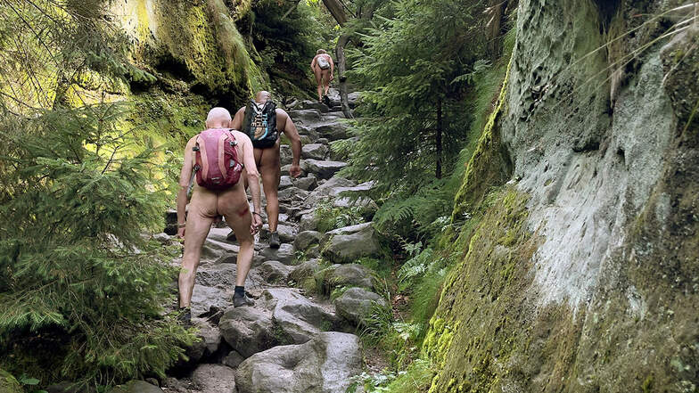 Die Nacktwanderer starteten bereits in die Saison in der Sächsischen Schweiz.
