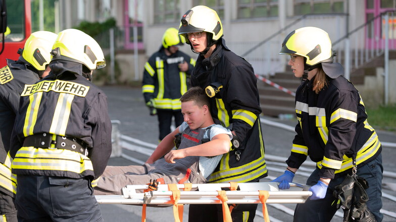 Bei der großen Einsatzübung in Arnsdorf wurden insgesamt 25 "Verletzte" gerettet.