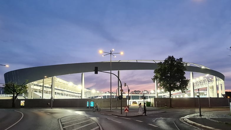 Ein imposanter Anblick in der Nacht. Das neue Heinz-Steyer-Stadion mit seinem markanten Lichtring planten Dresdner Architekten.