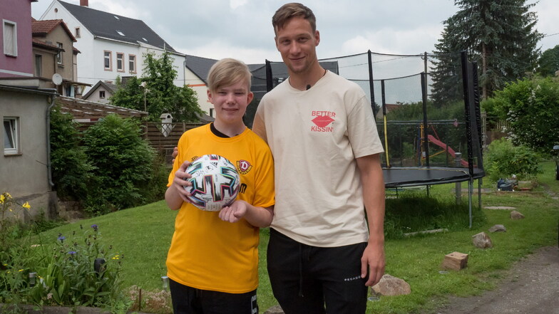 Bei seinem Besuch in der Nähe von Chemnitz brachte Tim Knipping seinem neuen Freund Leon ein Dynamo-Shirt und eine Ball mit allen UNterschriften der Dynamo-Spieler mit.