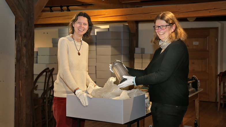 Museumsleiterin Ulrike Hentzschel (re.) und Museologin Juliane Pitzschel archivieren jedes einzelne Exponat im Stadtmuseum Neustadt und verpacken es.