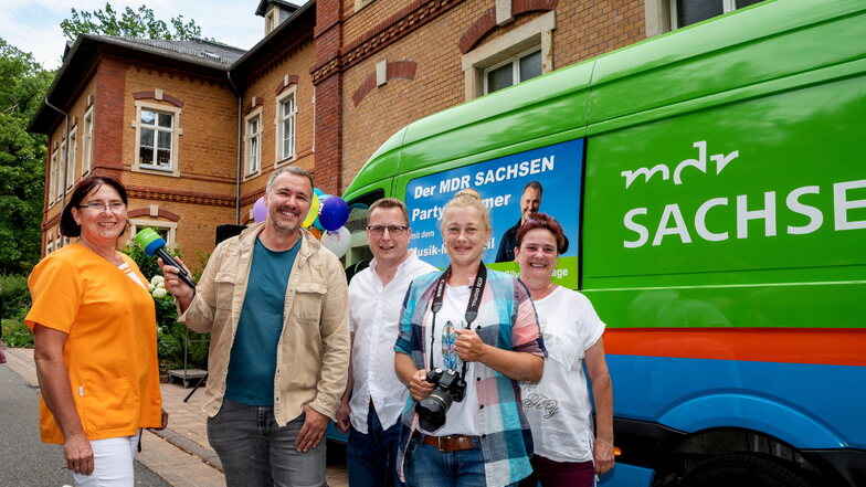 Mareike Schüßler beantwortet Fragen des MDR-Moderators Silvio Zschage. Die Gesellschafterin der „Brücke“ Wohnstätten gGmbH Ramona Lässig (rechts) hatte sich für das Musik-Mix-Mobil beworben.