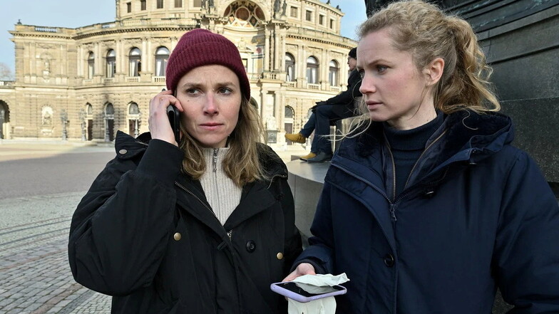 Karin Hanczewski (li.) und Cornelia Gröschel spielen die Kommissarinnen im Dresdner "Tatort".