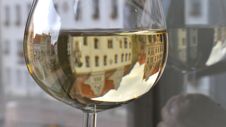 In einem Weinglas spiegelt sich die Meißner Altstadt. Rebensaft ist ein Botschafter der Region.