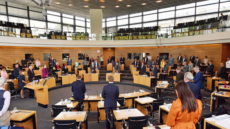 Mit einer Schweigeminute für die Opfer von Würzburg beginnt die Sitzung des Thüringer Landtags. Ein Antrag auf Auflösung des Parlaments, für den 30 Unterschriften von Abgeordneten nötig sind, ist am 30. Juni gestellt worden.