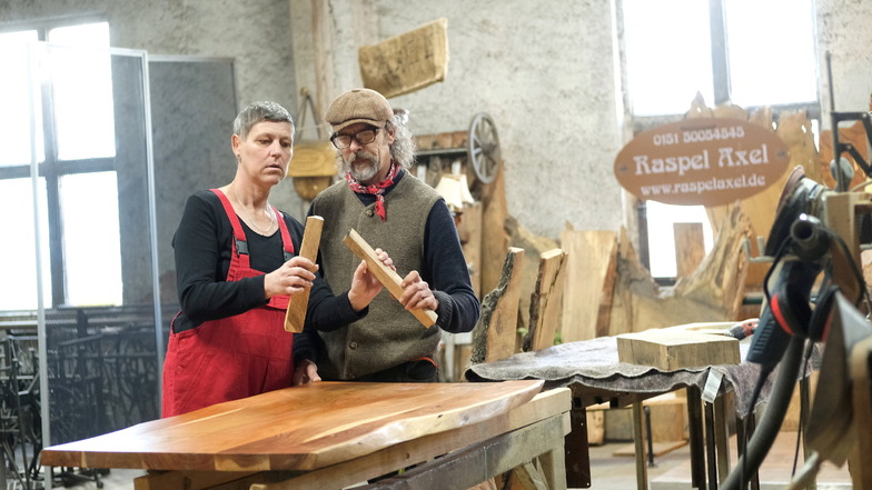 Karina Hagemeier und Axel Schneider lieben Holz. Hier sind sie in ihrer Werkstatt in Schletta.