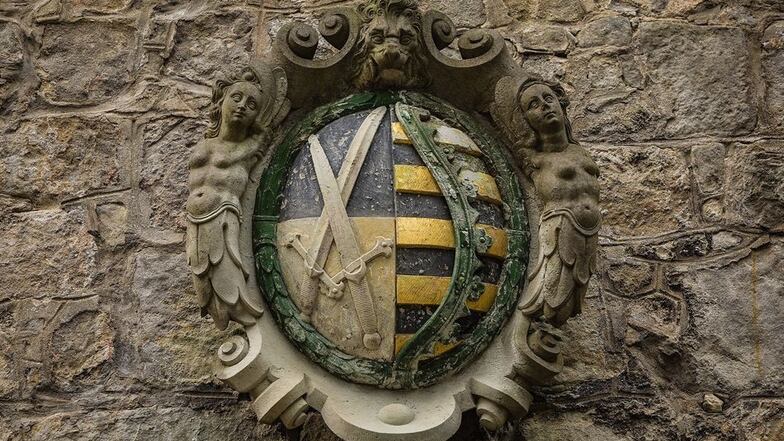Das Wappen über dem Burgtor.