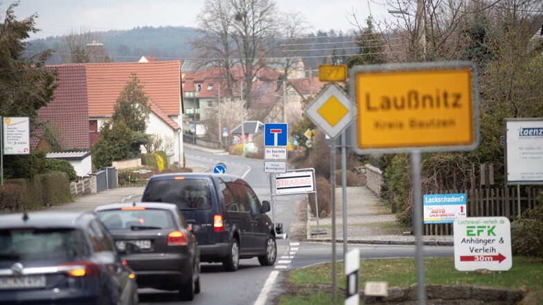 Seit die B 97 gesperrt ist, wälzen sich Autoschlangen in Laußnitz von der Schulstraße über die Gräfenhainer Straße. Dort wird jetzt häufig geblitzt.