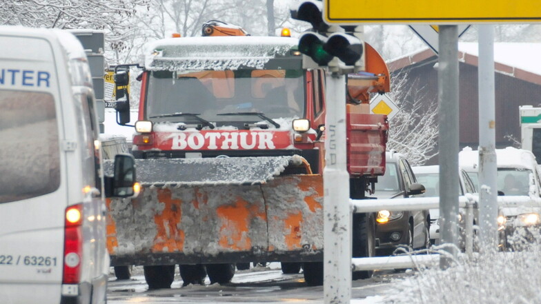 Bei starkem Schneefall - hier 2016 - half die Firma Bothur bereits beim Winterdienst in der Stadt. Jetzt wird das Unternehmen per Vertrag sieben Ortsteile bewirtschaften.