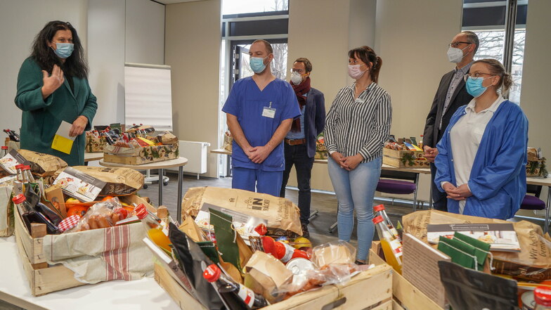 Geschenke für die Mitarbeiter im Bautzener Krankenhaus übergab Lions Club-Präsidentin Jana Schulz an Pfleger Frank Benisch, Pflegedirektorin Manja Hollmann und Krankenschwester Katharina Brade (v.l.).
