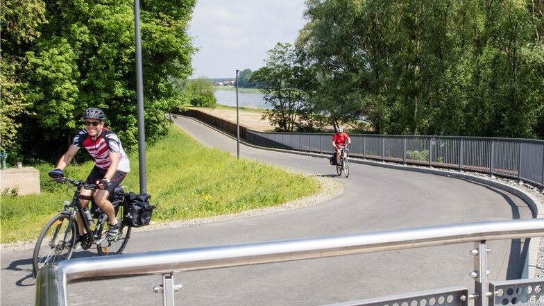 Eine wahre Freude für heimische und auswärtige Radfahrer ist die Route über den neuen Elbdeich. Besonders von der Schlossbrücke in Richtung Strehla rollt es „wie geschmiert“ über den frischen Asphalt. Nach zweieinhalbjähriger Sperrung wegen des Flutschutz