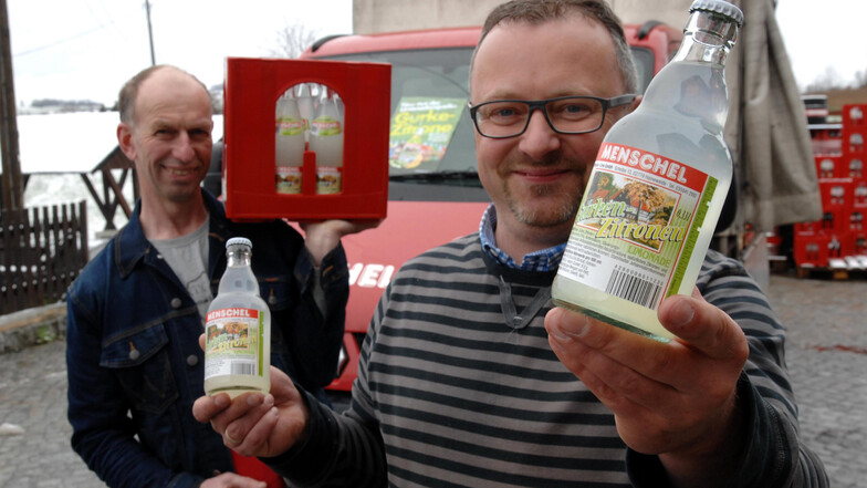 Stefan Kubitz (vorn) und Peter Zabel, die beiden Geschäftsführer von Menschel-Limo, werben mit ihrer Kult-Limo auf der Grünen Woche für die Region.
