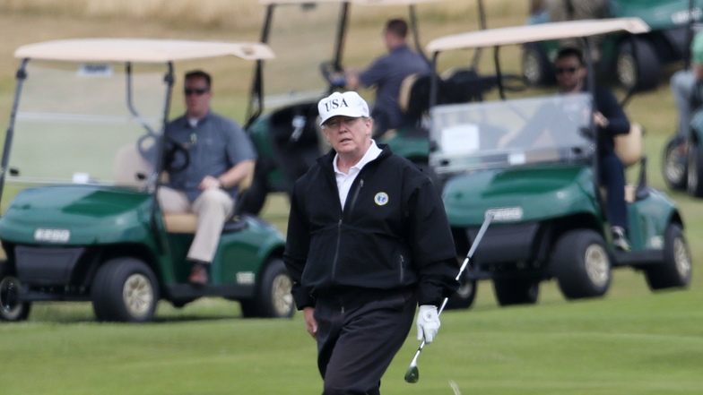 Donald Trump im Jahr 2018 beim Golfspielen in seinem Turnberry-Resort.