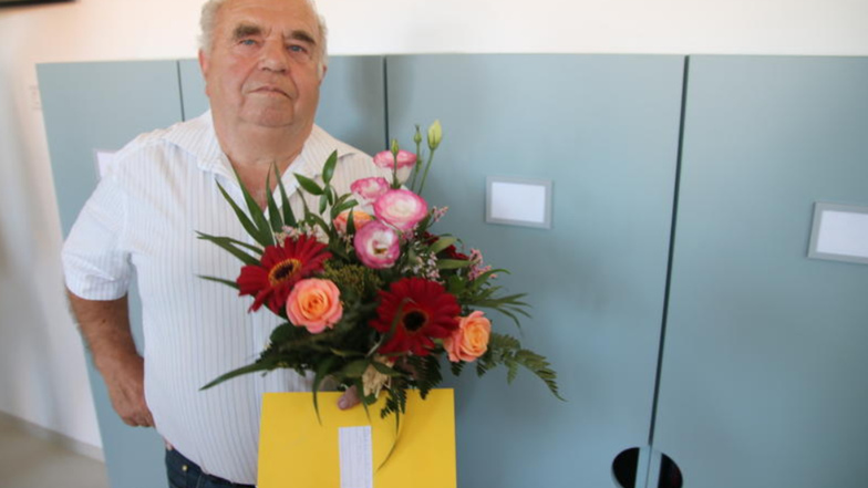 Jürgen Kästner, der ehemalige Bürgermeister von Großnaundorf, hat die Schule mit auf den Weg gebracht. Dafür gab es einen Blumenstrauß.
