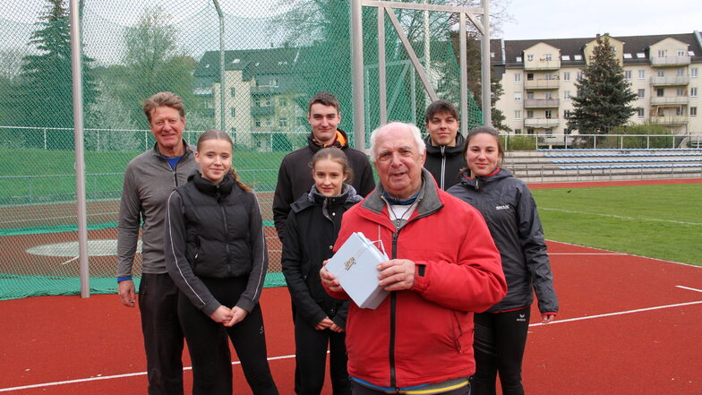 Leichtathletik-Trainer Peter Rother vom Döbelner SC ist von seinen Sportlern mit einem Präsent zum 85. Geburtstag überrascht worden.