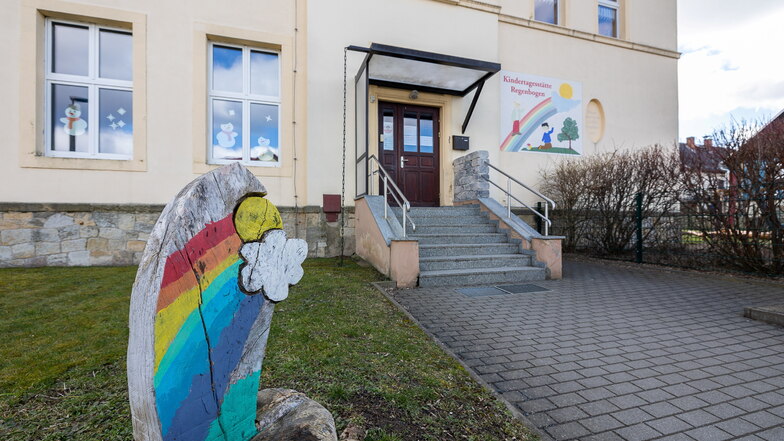 Seit Jahren immer wieder Baustelle und inzwischen auch zu klein: der Regenbogen-Kindergarten in Burkhardswalde.
