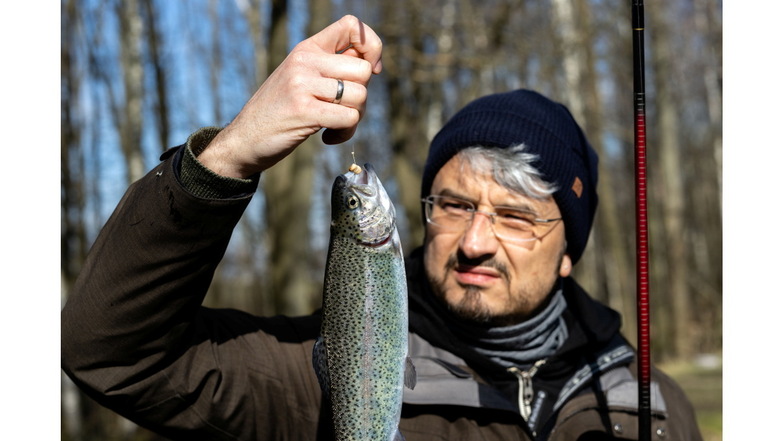 Angebissen: Reporter Jörg Stock hat seine erste Forelle gefangen. Und das ohne Angelschein. Die Fischzucht Ermisch in Langburkersdorf gehört zu den wenigen Orten, wo das erlaubt ist.