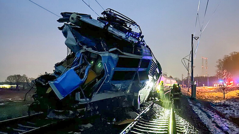 Blick auf die Unfallstelle: Der Intercity-Zug war an einem Bahnübergang mit einem Lastwagen zusammengestoßen. Der Lokführer kam dabei ums Leben.