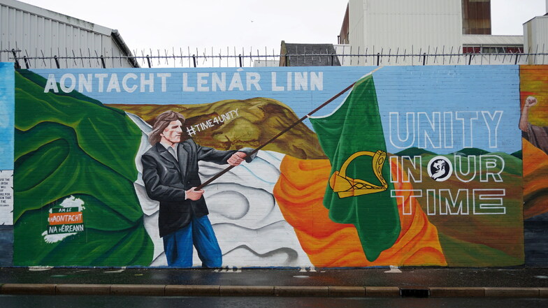 Ein Graffiti an einer der Peace Walls (Friedensmauern) wirbt in Belfast für eine Wiedervereinigung Nordirlands mit der Republik Irland.