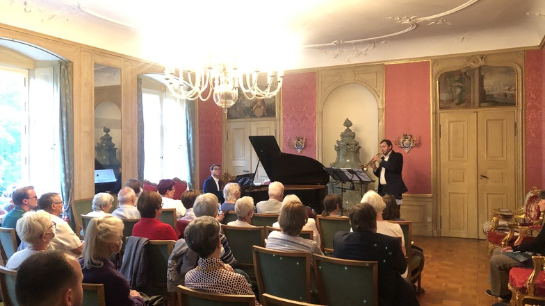 Der Festsaal von Schloss Nöthnitz wird bei Veranstaltungen für Besucher geöffnet. Beim letzten Konzert am 11. September waren Trompeter Toni Fehse und Pianist Jonas Wilfert zu Gast.