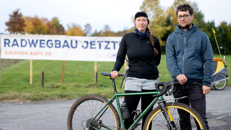Isabell Gall, Referentin für den Radverkehr in ländlichen Räumen beim ADFC Sachsen, und Felix Panitz, Mitglied im ADFC und beim Sohlander Umweltstammtisch, fordern, dass die fehlenden 900 Meter Radweg in Sohland schnellstmöglich gebaut werden.