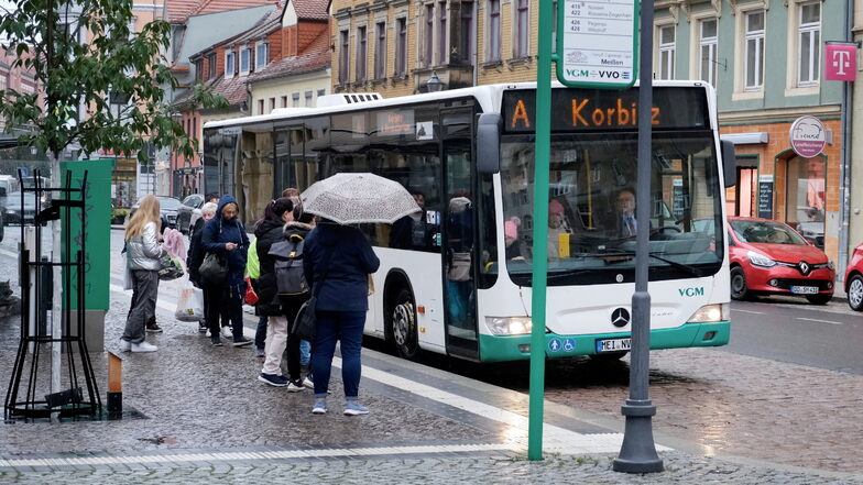 An dieser Haltestelle in der Meißner Neugasse hielt der Bus am Donnerstagnachmittag nicht nur für die Fahrgäste, sondern auch, um die Polizei an Bord zu lassen.