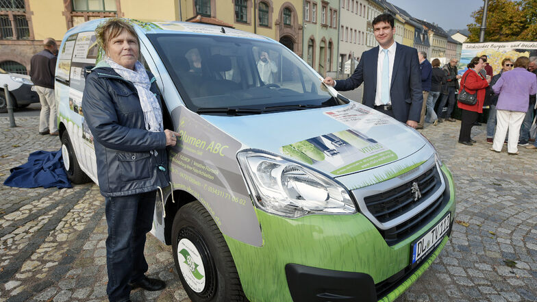 Im Oktober 2018 bekam der Tourismusverband ein Fahrzeug überreicht. Mit dabei war neben Dr. Katharina Sparrer (links) auch der Vorsitzende des Tourismusverbandes, Landrat Henry Graichen vom Leipziger Land.