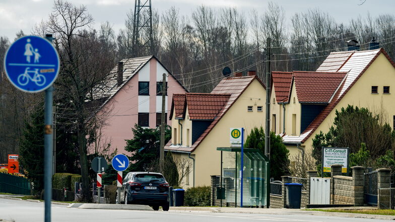 Wenn die Anwohner der Hoyerswerdaer Straße in Bautzen zur Bushaltestelle wollen, müssen sie erst die Straßenseite wechseln, denn vor ihren Häusern gibt es keinen Gehweg.