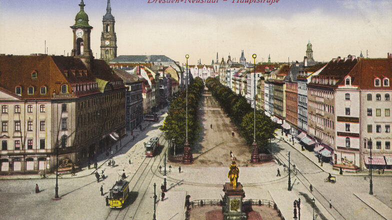 Der Neustädter Markt mit der Hauptstraße um 1910 auf einer Postkarte. Links ist das Neustädter Rathaus mit dem markanten Türmchen zu sehen.