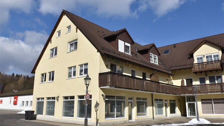 In diesem Wohn- und Geschäftshaus am Geisinger Bahnhof wird die Fachärztin für Allgemeinmedizin Maika Jorgel ihre Praxis eröffnen.
