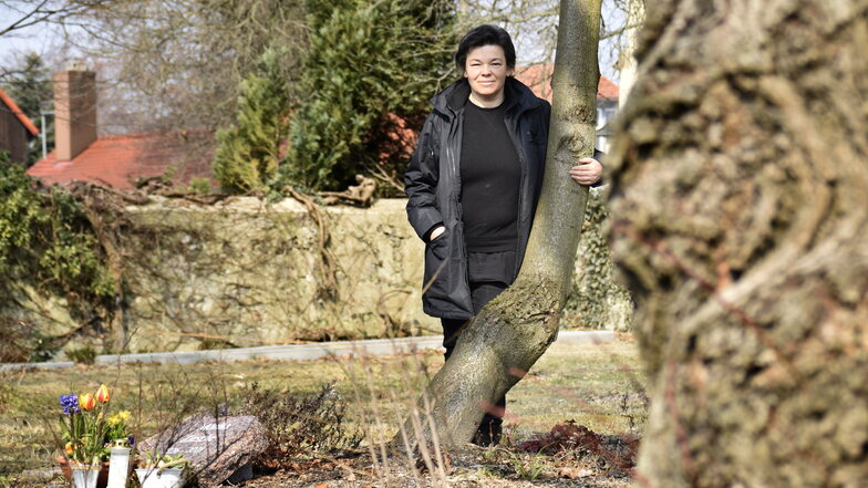 Heike Schlichting, Friedhofsverwalterin in der Ottendorfer Kirchgemeinde, wird oft nach Baumbestattungen gefragt.