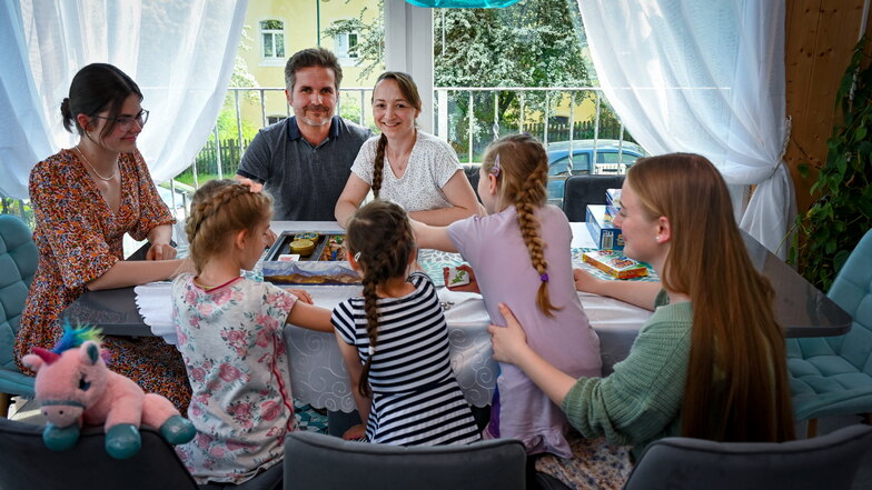 Gemeinsam mit ihren Kindern Angelina (v.l.), Lisa*, Sarah*, Franziska* und Lena genießen Torsten und Dana Ziemba Spieleabende zuhause.