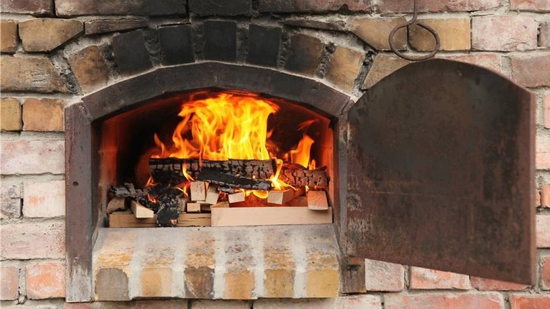Die Holzscheite aus Buche und Eiche verbrennen im Ofen zu Holzkohle.