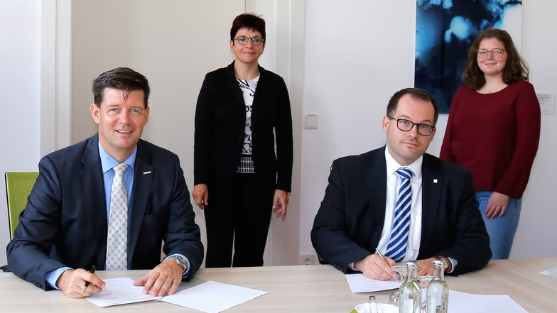 Im Beisein von Kanzlerin Frau Hollstein und Studierendenrat Frau Bell unterzeichnen Hochschulrektor Prof. Dr.-Ing. Kratzsch
und Barmer-Geschäftsführer Kebbekus den Vertrag.