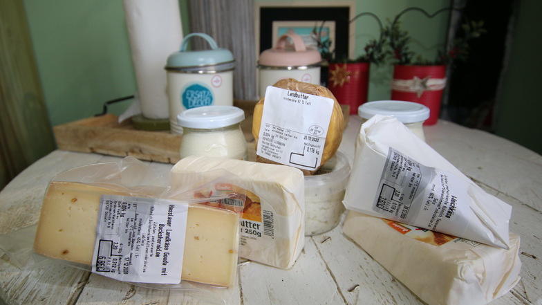 Die Haßlauer Milchtankstelle bietet hauseigenen Schnittkäse an. Das Sortiment wird von regionalen Produkten wie Butter und Joghurt aus Pulsitz ergänzt.
