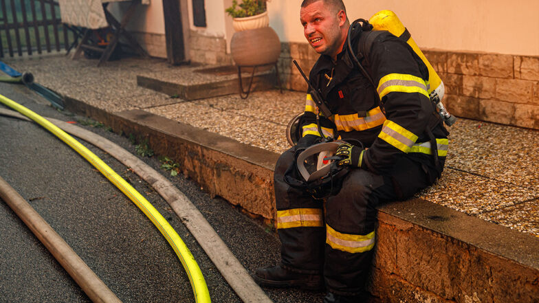 Ein tschechischer Feuerwehrmann macht eine Pause.