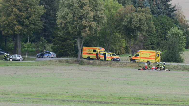 Bei diesem Unfall am 5. September 2020 in Neueibau starb ein Motorradfahrer, nachdem eine Rentnerin mit ihrem Auto auf die Gegenfahrbahn geraten war.
