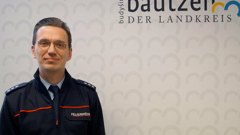 Stefan Hentschke ist der neue Kreisbrandmeister für den gesamten Landkreis Bautzen. Der 38-Jährige tritt die Nachfolge von Manfred Pethran an.