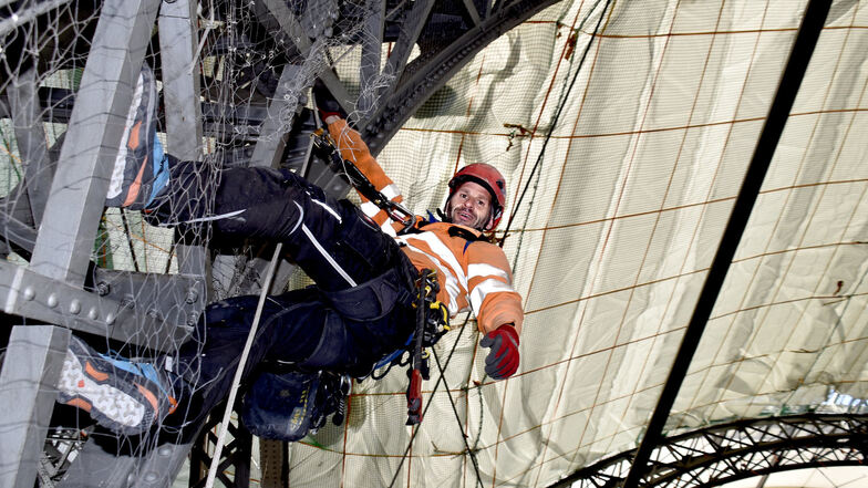 Adam Zdanjek ist einer von vier Arbeitern, die am Dach im Hauptbahnhof arbeiten.