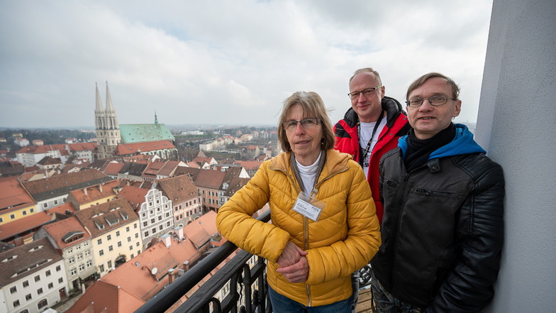 Die Turmführer Renate Junge, Heiko Christoph und Ronny Förster (v.l.) posieren vor dem Lieblings-Fotomotiv ihrer Gäste.